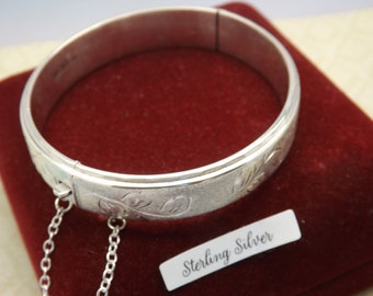 A fine English Birmingham 1970's hallmarked 925 solid silver vintage floral bangle bracelet in polished and engraved silver. 19.2 grams
