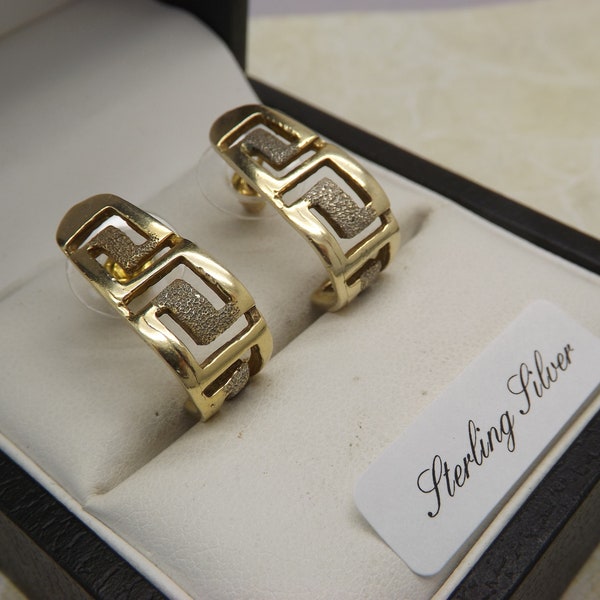 A lovely pair of 925 silver gilt oblong stud design vintage jewelry pierced earrings made in an abstract openwork design