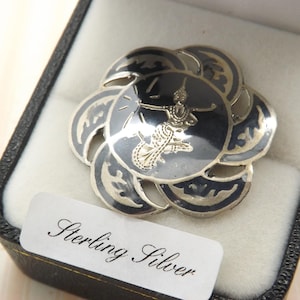 Eine hervorragende Vintage Siam / Thai Tänzerin runde Vintage Schmuck Brosche mit einem ausgefallenen Kantendesign aus Sterlingsilber und eingelegt mit schwarzer Emaille