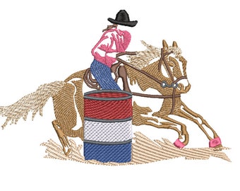 Op de afbeelding: Een bruin paard met een blonde manen en staart rent rond een rood-wit-blauwe ton. Een persoon in een roze shirt, blauwe jeans en een bruine cowboyhoed rijdt op het paard.
