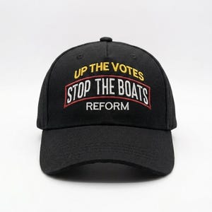 Könnte beinhalten: Schwarze Baseballkappe mit dem gestickten Text "UP THE VOTES STOP THE BOATS REFORM" in Gelb, Weiß und Rot. Die Kappe hat einen gebogenen Schirm und einen Knopf oben.
