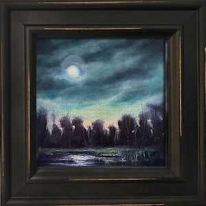 Puede incluir: Una pintura de un paisaje iluminado por la luna con un cielo azul oscuro, una luna llena y un bosque oscuro reflejado en un cuerpo de agua tranquilo.