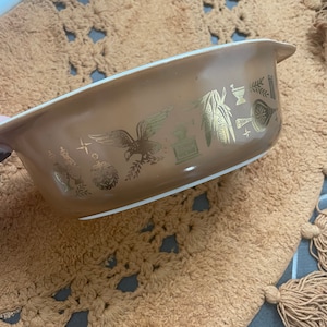 vintage Pyrex Early American 1.5 quart casserole dish
