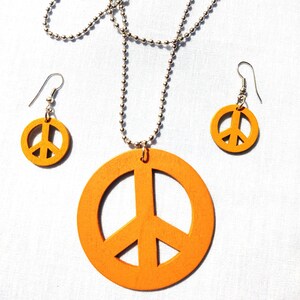 Juego de collar con colgante redondo de 22" en color amarillo mostaza con el símbolo de la paz y pendientes colgantes más pequeños de madera
