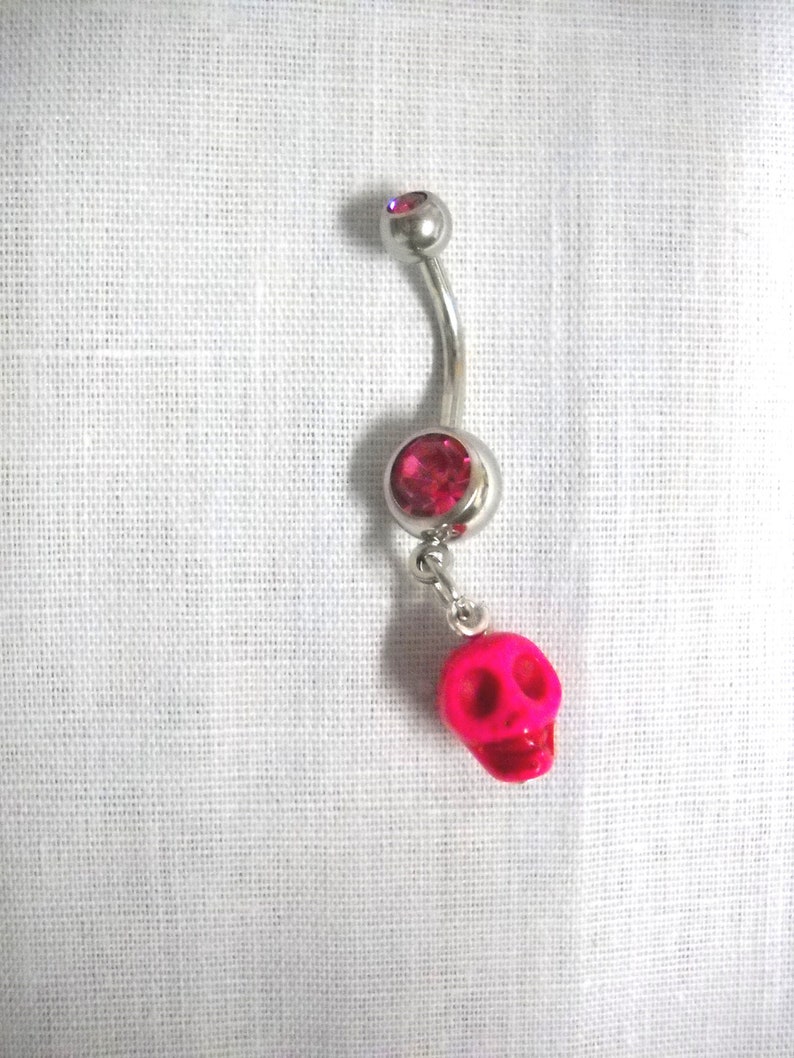 Hand Carved Pink Gemstone Human Cranium SKULL Shaped Charm on Double Pink cz 14g Navel Barbell Belly Ring Body Jewelry immagine 1