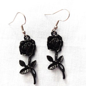 Elegant BLACK Open ROSE Flower Fashion Enamel Metal Pair of Dangle Earrings Black Roses