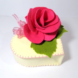 Schema PDF Cuore con rosa - fiori di stoffa - Portaoggetti - decorazione Natalizia