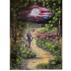 以下が含まれることがあります： 森の中を犬と歩く人の油絵。空は白雲のある鮮やかなピンクとブルー。絵は幅30cm、長さ42cm、奥行き2cmです。
