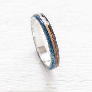Bague de skateboard recyclée - Bande en argent, Bijoux en bois imperméables