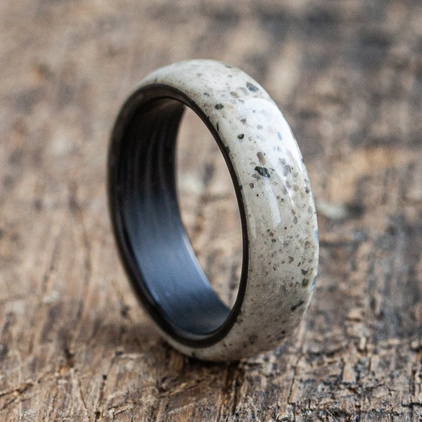 Bague en fibre de carbone recyclée en béton - Noir - Cadeau d'anniversaire - Alliance - Cadeau de petit ami - Bague pour homme - Promesse - Bijoux brutalistes