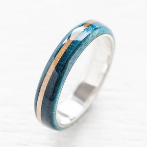 Blauer Ehering für Frauen, recycelter Skateboard Ring, dünner hölzerner Ehering, handgemachter Verlobungsring, benutzerdefinierte Gravur