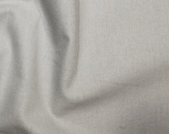 Könnte beinhalten: Nahaufnahme eines hellgrauen Stoffes mit weichem, strukturiertem Aussehen. Der Stoff hat subtile Falten und Schatten, die ein Gefühl von Tiefe und Dimension erzeugen. Das Material scheint ein mittelschweres Textil zu sein, das für verschiedene Nähprojekte geeignet ist.
