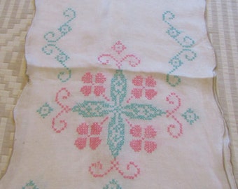 Vintage Embroidered Cross Stitch Linen Table Runner Dresser Scarf 38"X13" Scalloped