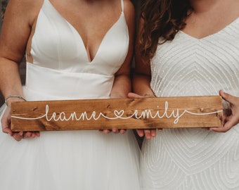 Regalo de boda personalizado para gays y lesbianas: letrero de pareja con corazones unidos, letrero rústico para boda, regalo para pareja gay y lesbiana, letrero con un corazón en el medio.