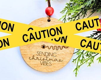 Adorno de vibraciones navideñas - Decoración traviesa - Adorno de madera cortado con láser - NSFW - Vibrador - Humor para adultos - Adorno travieso - Regalo de elefante blanco