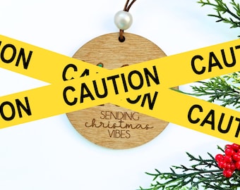 Adorno de todas las vibraciones navideñas - Decoración traviesa - Humor para adultos - Regalo de elefante blanco - Madera cortada con láser - NSFW - Vibrador - Adorno travieso