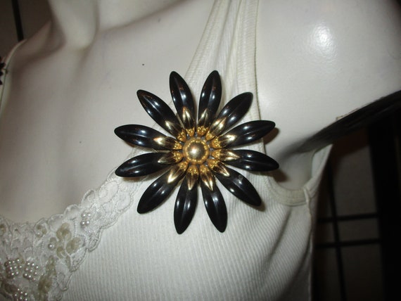 Sarah Coventry large flower brooch/pin and clip o… - image 3