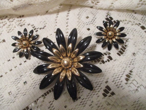 Sarah Coventry large flower brooch/pin and clip o… - image 1