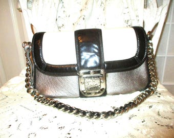 Bolso de hombro Brighton de piel en color plata, negro y blanco