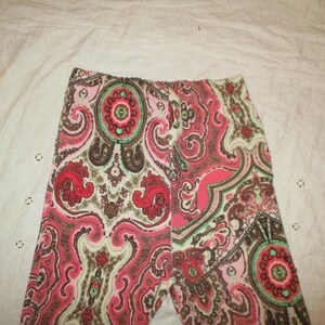 Puede incluir: Unos leggings con un colorido estampado de cachemira. El dise&ntilde;o presenta remolinos y elementos florales rojos, rosas, marrones y verdes. Los leggings est&aacute;n hechos de un tejido suave y el&aacute;stico.