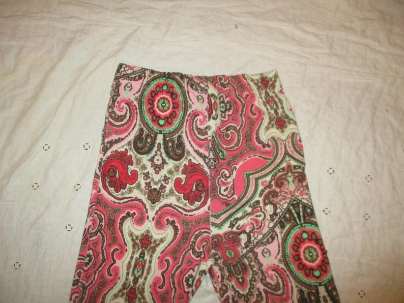 Puede incluir: Unos leggings con un colorido estampado de cachemira. El dise&ntilde;o presenta remolinos y elementos florales rojos, rosas, marrones y verdes. Los leggings est&aacute;n hechos de un tejido suave y el&aacute;stico.
