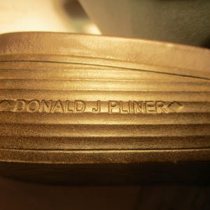Donald Pliner "Fiji" ormskinns-präglade lädersandaler med platåmönster bild 18