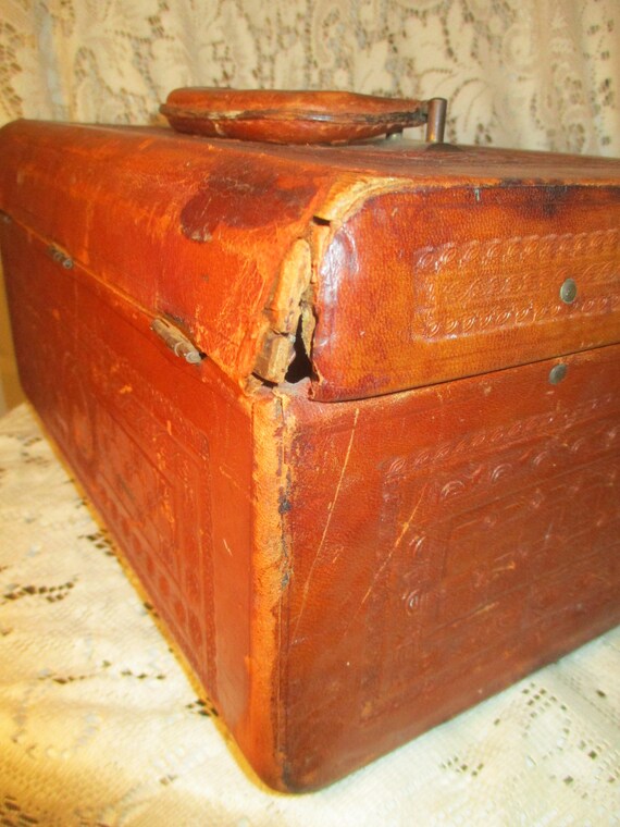 Artmex tooled leather train case Gem