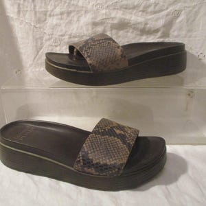 Donald Pliner "Fiji" ormskinns-präglade lädersandaler med platåmönster bild 2