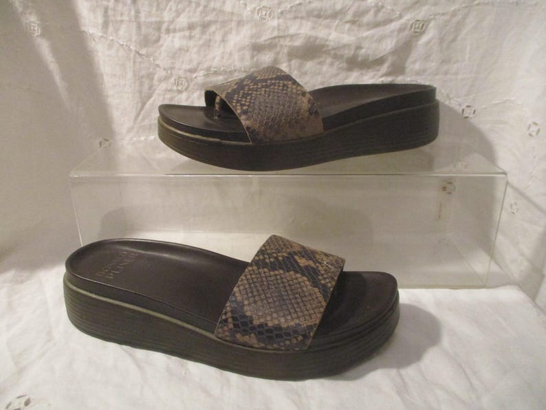 Donald Pliner "Fiji" ormskinns-präglade lädersandaler med platåmönster bild 2