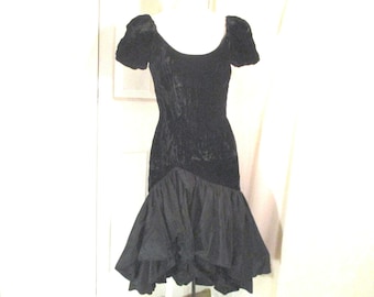 Vestido formal de fiesta de terciopelo con volantes de Alyce Designes