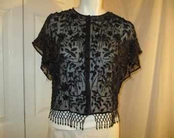 Chaqueta de noche con flecos y cuentas transparentes