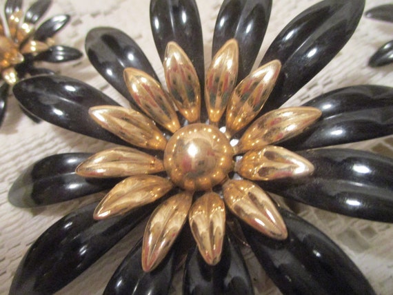 Sarah Coventry large flower brooch/pin and clip o… - image 8