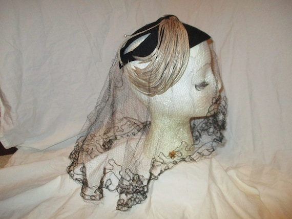 Roberta Bernays full veil feather hat - image 1