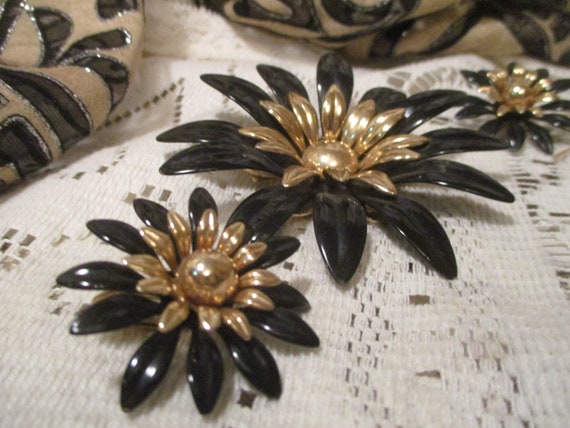 Sarah Coventry large flower brooch/pin and clip o… - image 5