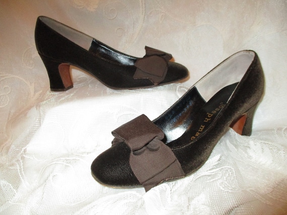 Joseph Magnin Daisey velvet pumps
