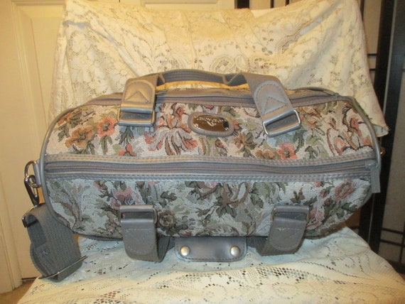 Jordache floral tapestry duffle/weekend/travel bag - image 8