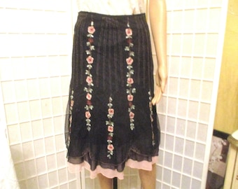 Falda vintage Snak con bordado floral en negro y rosa
