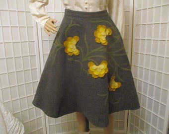 Vintage 1950er Rock aus Wollfilz mit Filzblumen
