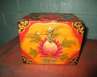 boîte en bois peinte à la main