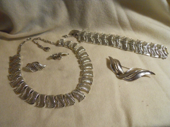 Vintage Coro Pegasus grande parure