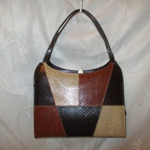 Bolso tipo cartera con parches de piel de serpiente sintética de Naturalizer
