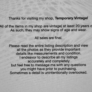 Puede incluir: Texto sobre un fondo gris texturizado. El texto dice: "&iexcl;Gracias por visitar mi tienda, Temporary Vintage!" y otros detalles sobre los art&iacute;culos vintage de la tienda, incluida una nota sobre las ventas finales.