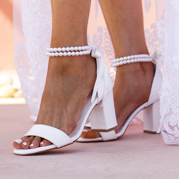 Sandales de mariage à talons carrés, chaussures de mariée à talons carrés, chaussures de mariage pour la mariée, talons perlés, talons carrés en cuir blanc FÉE