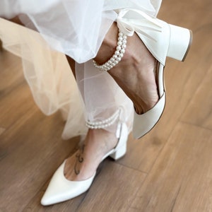 Chaussures de mariée pour femme • Escarpins en perles d'Orsay • Bracelet de cheville en perles avec nœud en satin • Chaussures de mariage blanches • Chaussures de mariage à talon carré • OLIVIA