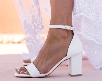 weiße lederne Brautsandalen mit Blockabsatz, handgefertigte Hochzeitssandalen, Brautschuhe, Hochzeitsschuhe, Hochzeitsfersen, weiße Fersen, EINFACH CHIC