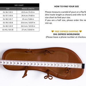 Op de afbeelding: Een maattabel voor sandalen, die de lengte van de binnenzool in centimeters en inches laat zien voor Europese en Amerikaanse maten. De tabel is afgedrukt op een witte achtergrond met zwarte tekst. De afbeelding toont ook een close-up van een bruine leren sandaal met een meetlint.