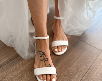 Sandales de mariée en cuir blanches, chaussures de mariée plates avec bride à la cheville, MIA • EC