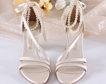 Chaussures de mariage en cuir à talons blocs ivoire, sandales à lanières avec perles pour la mariée, Diana Pearls