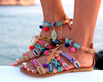 Handgjorda sandaler, gladiatorsandaler, vänskapsarmband, bohemiska sandaler, dekorerade sandaler, pom pom-sandaler "Betty Boop"