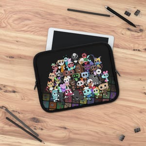 Puede incluir: Funda negra para tableta con un diseño de personajes de dibujos animados coloridos. La funda tiene cierre de cremallera y borde negro. El diseño incluye una variedad de personajes lindos y extravagantes en varios colores, sobre un fondo de cuadrados coloridos.
